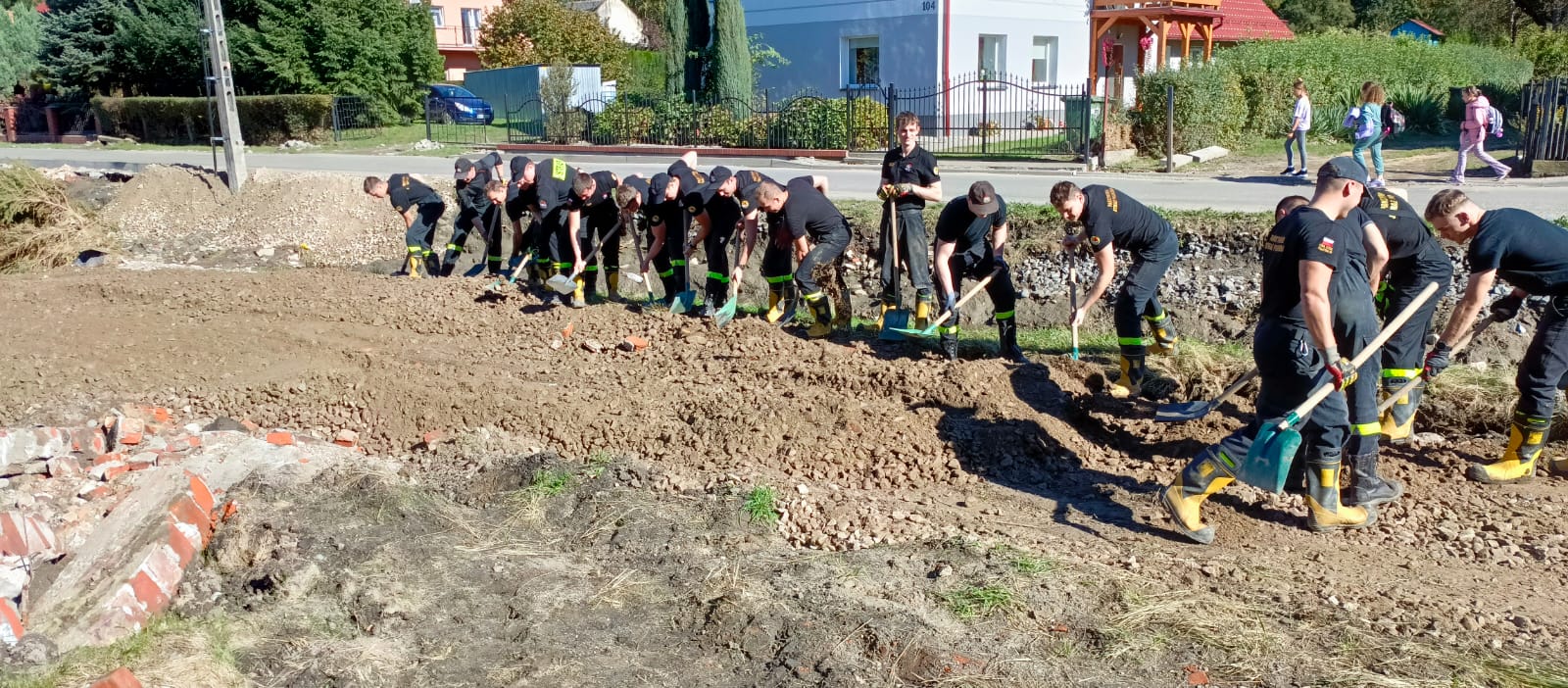 Kolejny dzień, kolejne wyzwania - Kadeci Kompanii Szkolnej „Częstochowa” odbudowują drogę w miejscowości Bodzanów